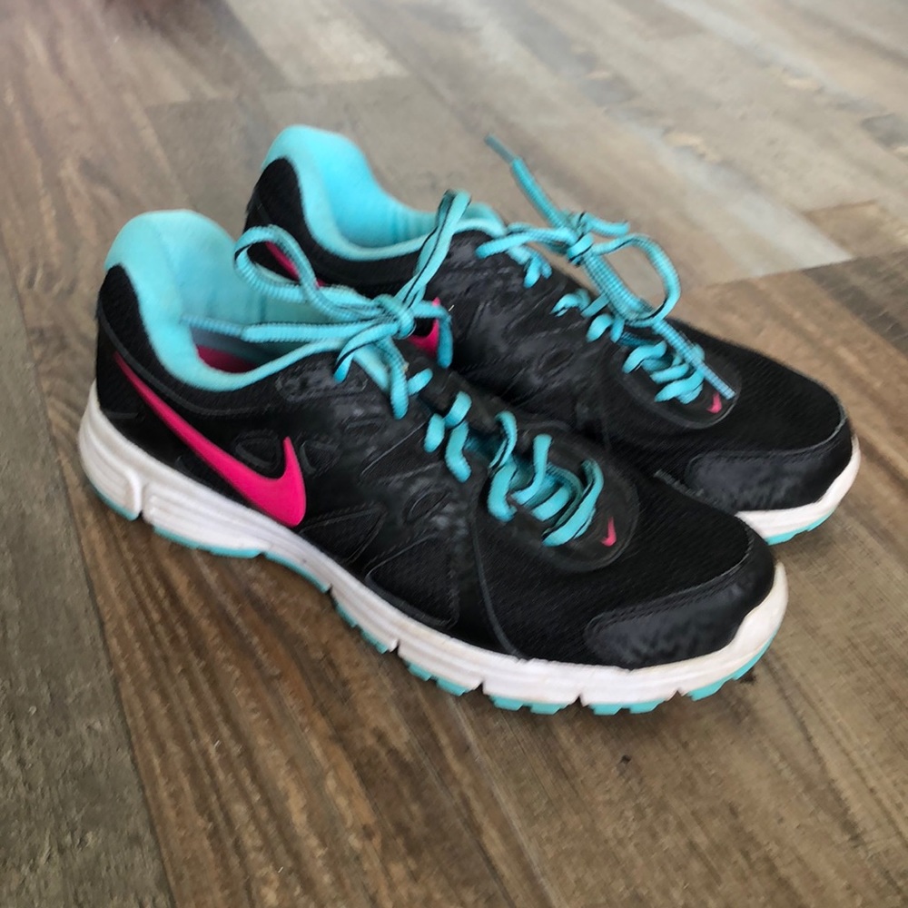NIKE TENNIS SHOES